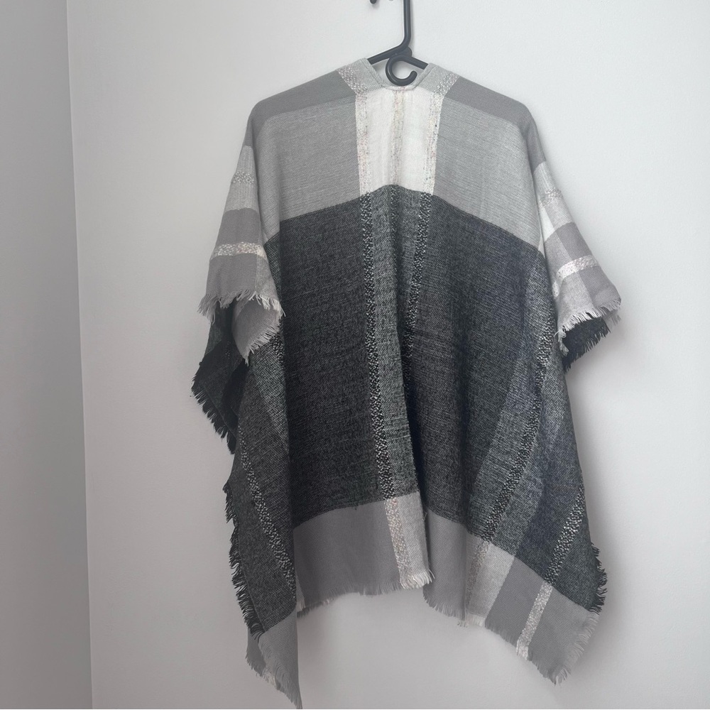 Francesca's Gray and White plaid Wrap OS Shaw - Picture 4 of 6